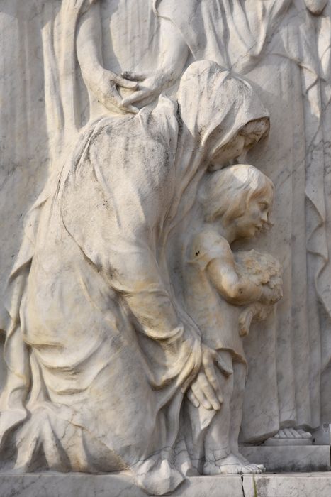 Monument aux morts : groupe de gauche des femmes éplorées, vue partielle