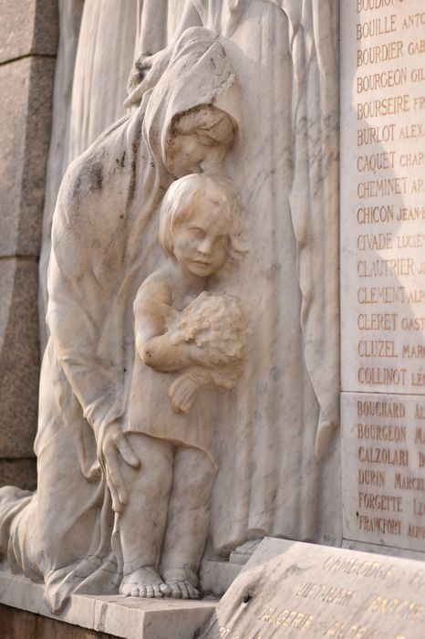Monument aux morts : groupe de gauche des femmes éplorées, vue partielle