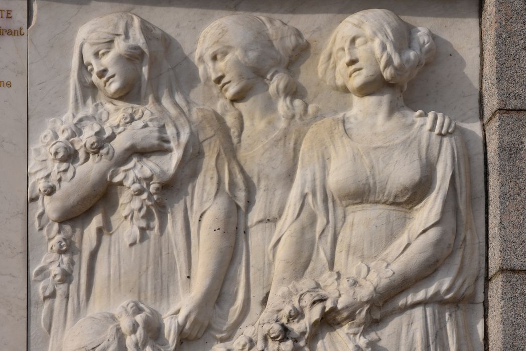 Monument aux morts : groupe de droite des femmes éplorées, vue partielle