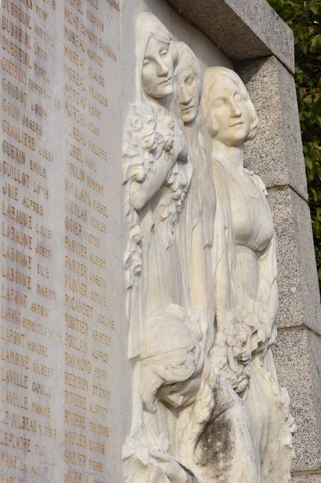 Monument aux morts : groupe de droite des femmes éplorées, vue partielle