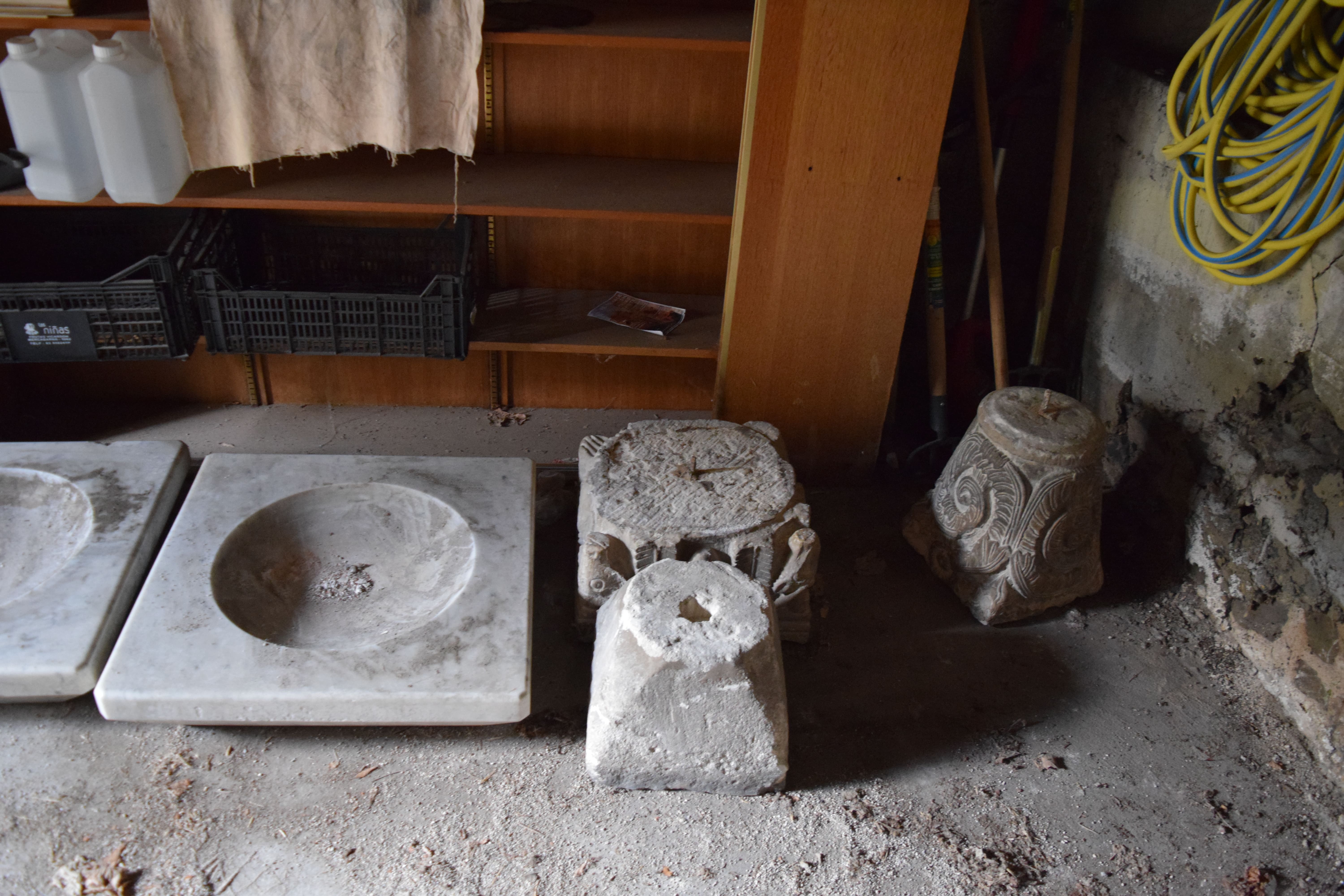 chapiteaux et cuves de bénitier