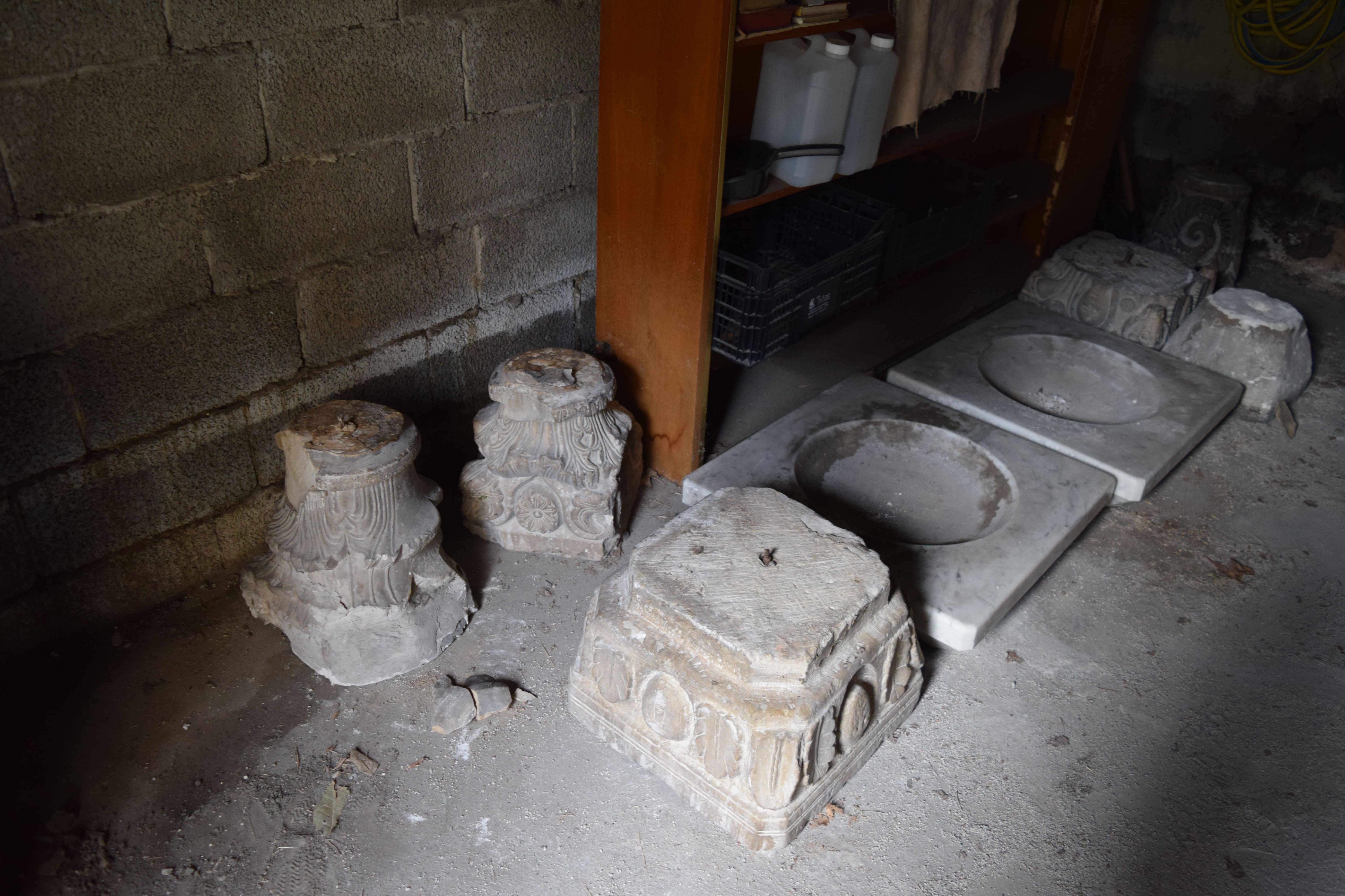 chapiteaux et cuves de bénitier
