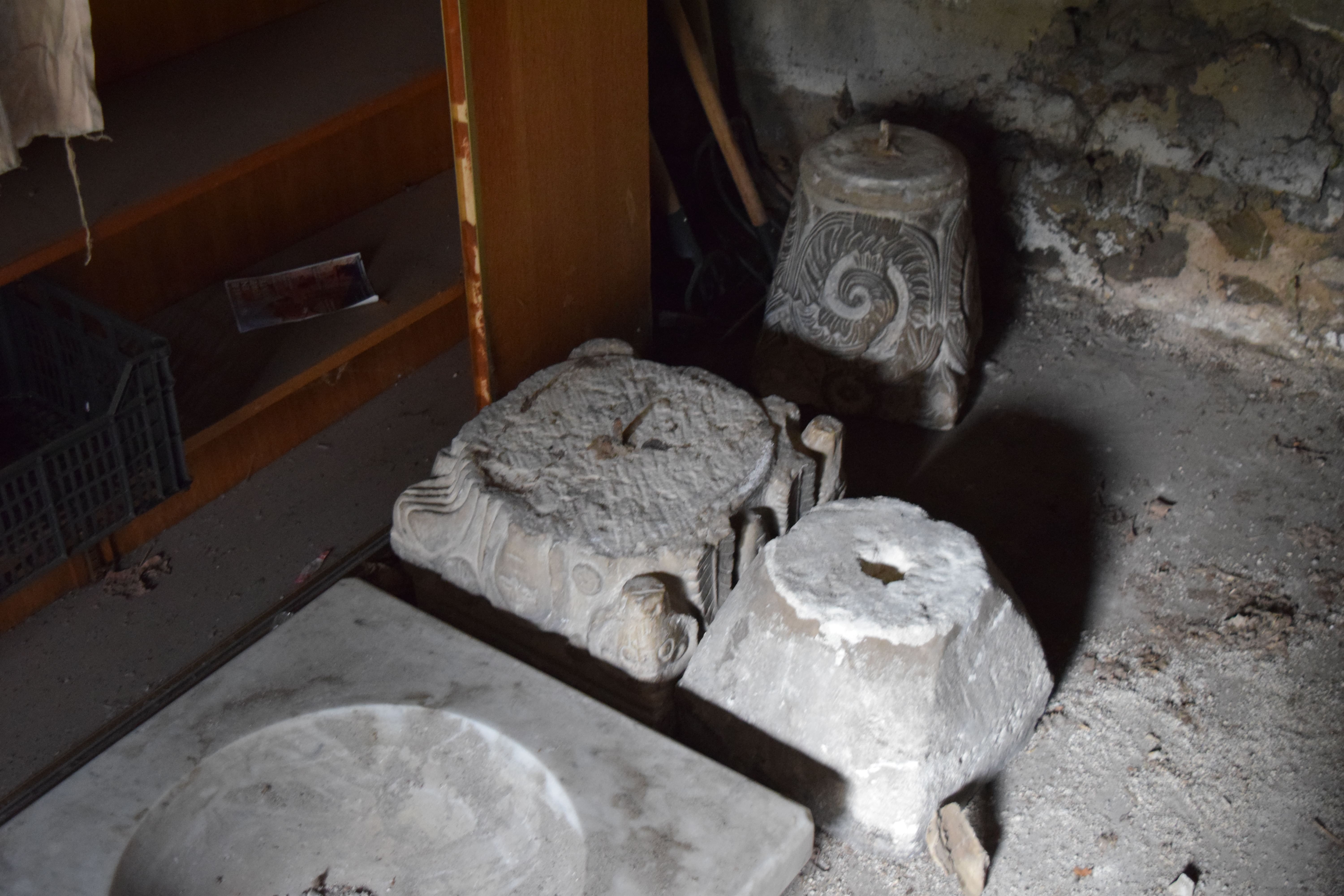 chapiteaux et cuves de bénitier