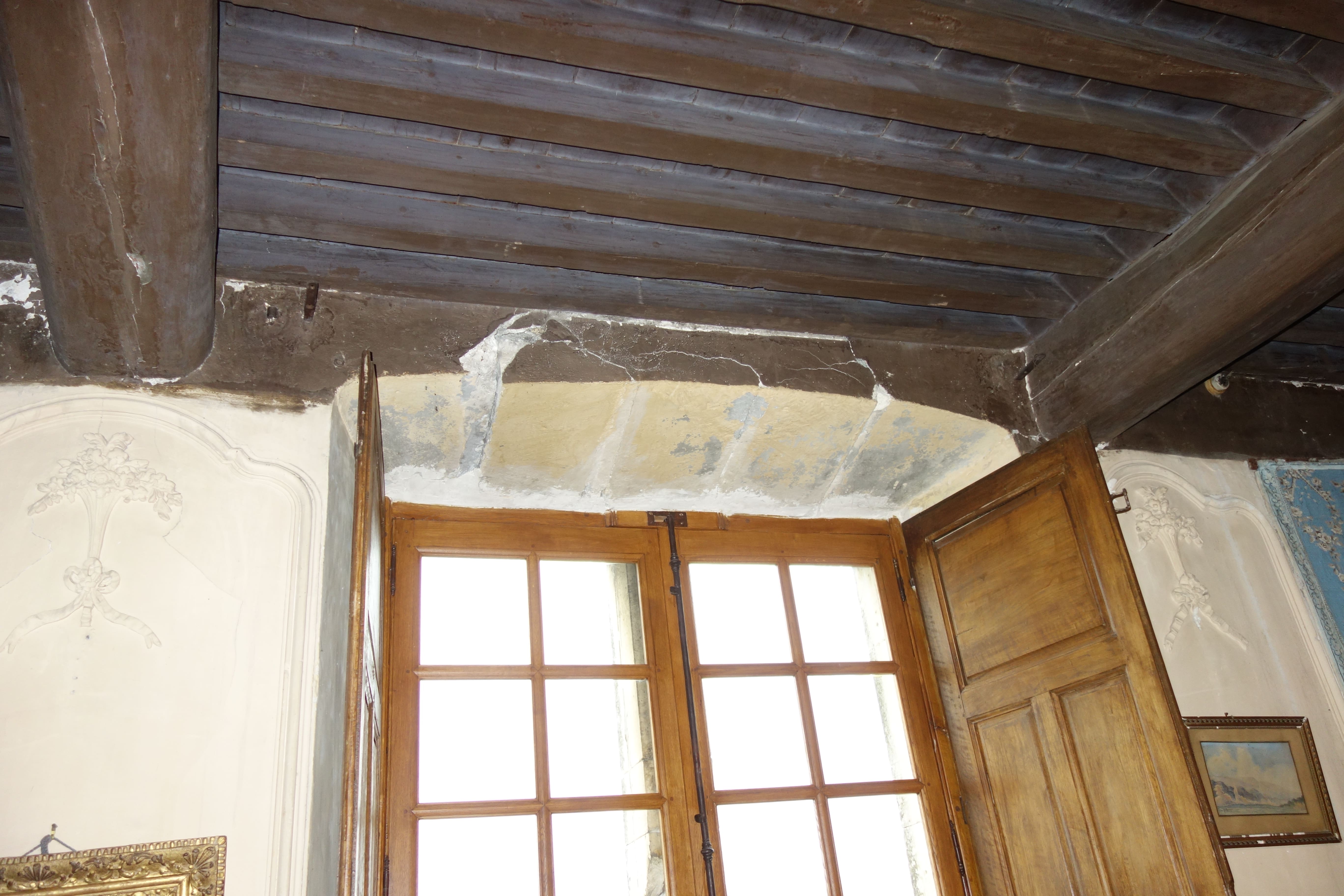 intérieur : plafond en bois et fenêtre