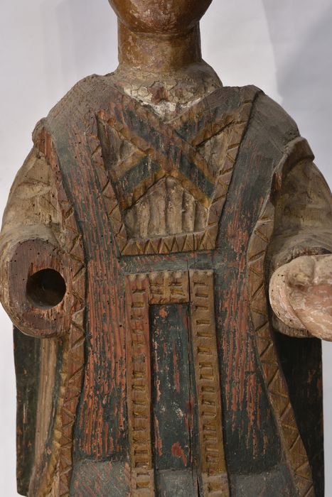 statue-reliquaire : Saint évêque, détail de la chasuble