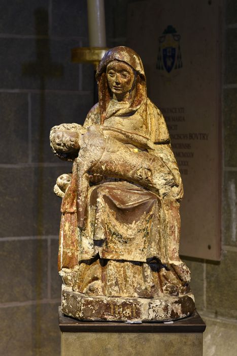 groupe sculpté : Vierge de Pitié, vue générale - © Ministère de la Culture (France), Direction Régionale des Affaires Culturelles d’Auvergne-Rhône-Alpes – Tous droits réservés