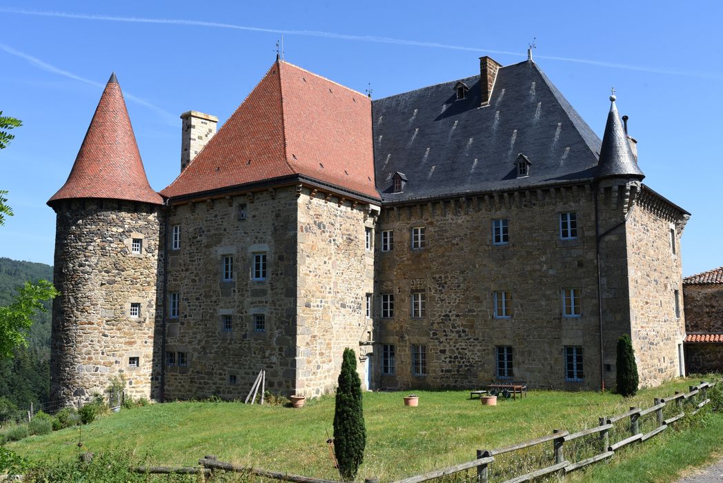Château de la Beaume : vue générale, ensemble sud