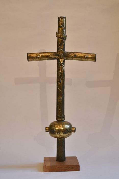 Croix de procession, vue générale de la face - © Ministère de la Culture (France), Direction Régionale des Affaires Culturelles d’Auvergne-Rhône-Alpes – Tous droits réservés