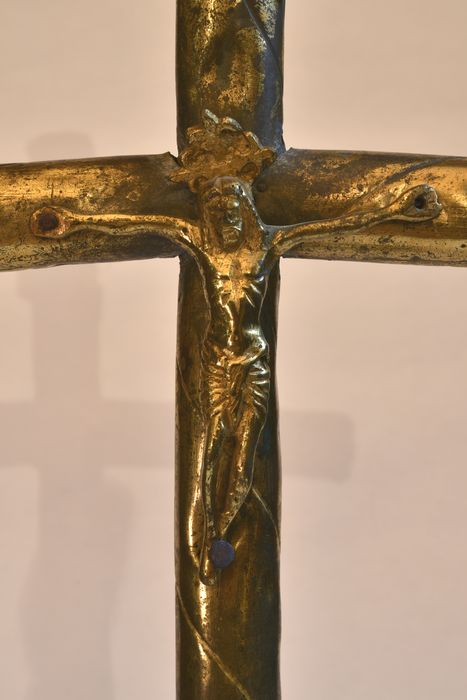 Croix de procession, détail du Christ - © Ministère de la Culture (France), Direction Régionale des Affaires Culturelles d’Auvergne-Rhône-Alpes – Tous droits réservés