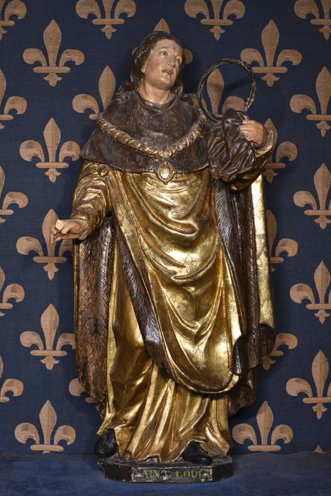 Statue : Saint Louis tenant la couronne, vue générale - © Ministère de la Culture (France), Direction Régionale des Affaires Culturelles d’Auvergne-Rhône-Alpes – Tous droits réservés