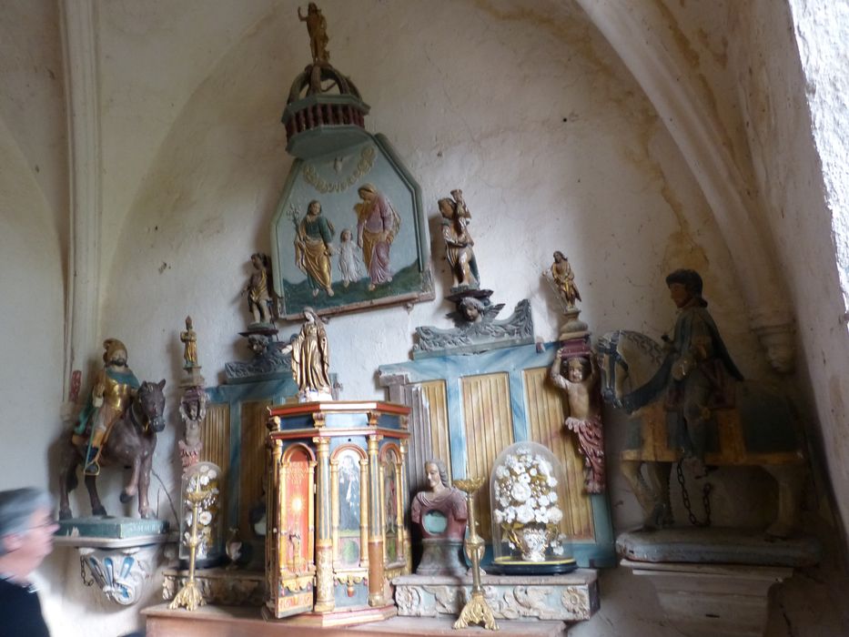 statues équestres : saint Maurice, bas-relief : Sainte Famille, buste-reliquaire, tabernacle, anges céroféraires, vue générale