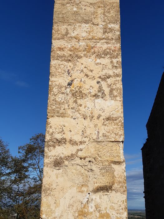 détail d’un fragement de peinture monumentale sur une des piles de la nef