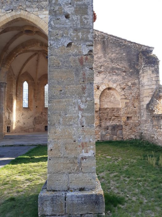 détail d’un fragement de peinture monumentale sur une des piles de la nef