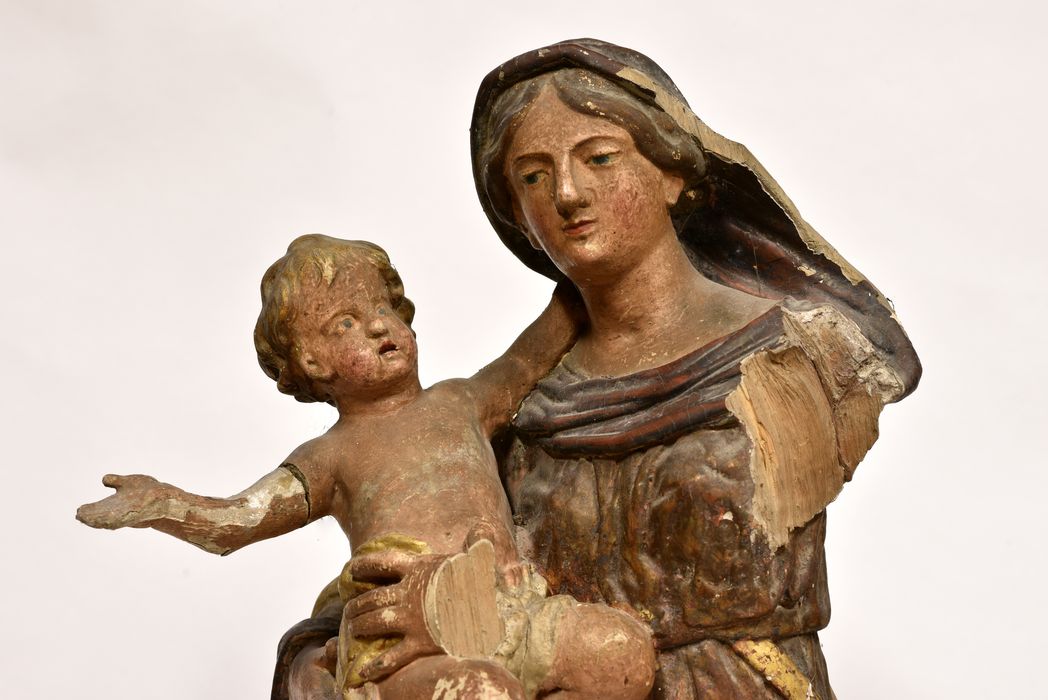 Statue : Vierge à l'Enfant, vue partielle - © Ministère de la Culture (France), Direction Régionale des Affaires Culturelles d’Auvergne-Rhône-Alpes – Tous droits réservés