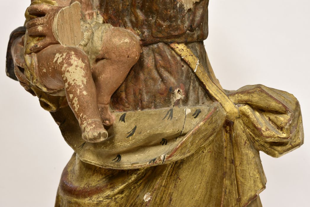 Statue : Vierge à l'Enfant, vue partielle - © Ministère de la Culture (France), Direction Régionale des Affaires Culturelles d’Auvergne-Rhône-Alpes – Tous droits réservés