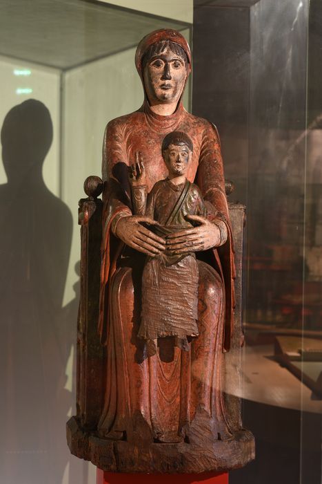 Statue dite Notre-Dame-de-Vernouillet : Vierge à l'Enfant, vue générale - © Ministère de la Culture (France), Direction Régionale des Affaires Culturelles d’Auvergne-Rhône-Alpes – Tous droits réservés