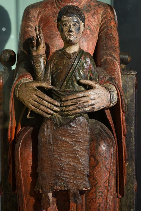 Statue dite Notre-Dame-de-Vernouillet : Vierge à l'Enfant, vue partielle - © Ministère de la Culture (France), Direction Régionale des Affaires Culturelles d’Auvergne-Rhône-Alpes – Tous droits réservés