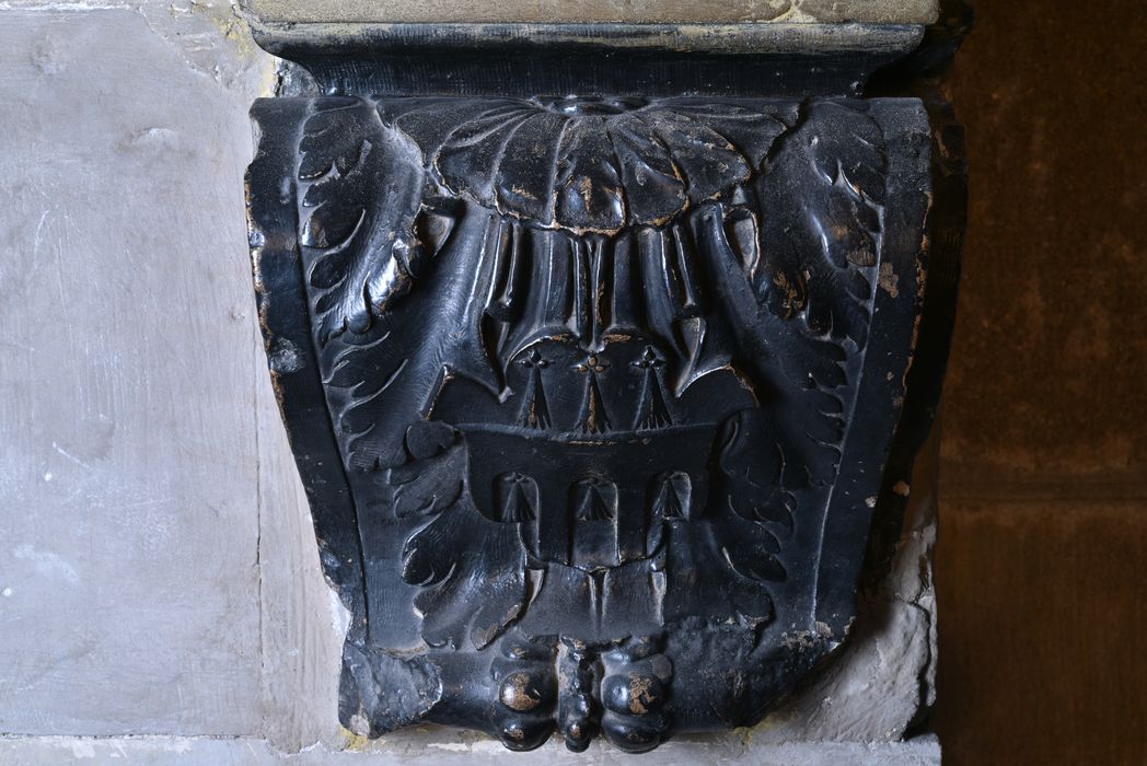 Bas-relief : la Mort, détail des armoiries de la famille Mynard de Montgarnaud