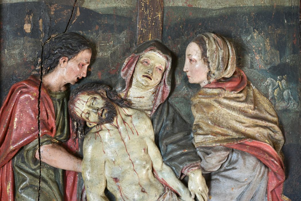 Haut-relief : Vierge de Pitié, vue partielle - © Ministère de la Culture (France), Direction Régionale des Affaires Culturelles d’Auvergne-Rhône-Alpes – Tous droits réservés