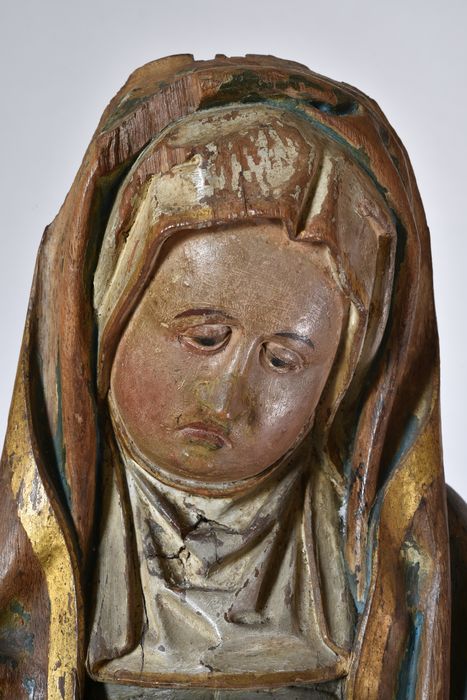 Statuette : sainte femme, vue partielle - © Ministère de la Culture (France), Direction Régionale des Affaires Culturelles d’Auvergne-Rhône-Alpes – Tous droits réservés