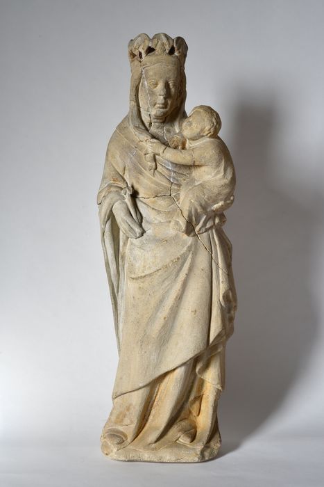 Statue : Vierge à l'Enfant, vue générale - © Ministère de la Culture (France), Direction Régionale des Affaires Culturelles d’Auvergne-Rhône-Alpes – Tous droits réservés