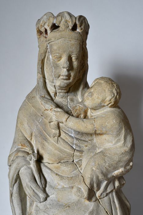 Statue : Vierge à l'Enfant, vue partielle - © Ministère de la Culture (France), Direction Régionale des Affaires Culturelles d’Auvergne-Rhône-Alpes – Tous droits réservés