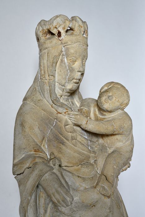 Statue : Vierge à l'Enfant, vue partielle - © Ministère de la Culture (France), Direction Régionale des Affaires Culturelles d’Auvergne-Rhône-Alpes – Tous droits réservés
