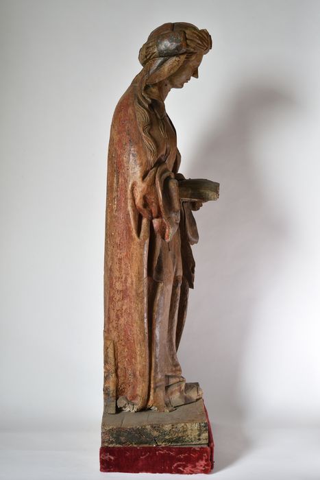 Statue : sainte lisant, vue générale - © Ministère de la Culture (France), Direction Régionale des Affaires Culturelles d’Auvergne-Rhône-Alpes – Tous droits réservés