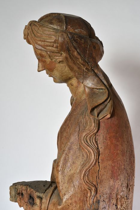 Statue : sainte lisant, vue partielle