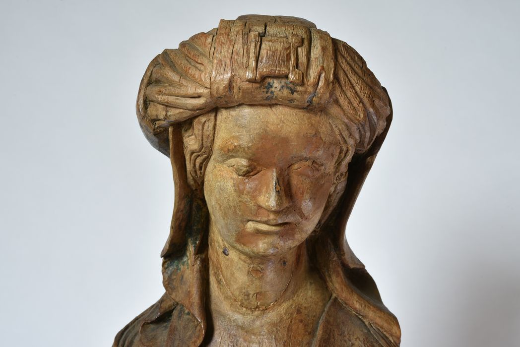Statue : sainte lisant, vue partielle - © Ministère de la Culture (France), Direction Régionale des Affaires Culturelles d’Auvergne-Rhône-Alpes – Tous droits réservés