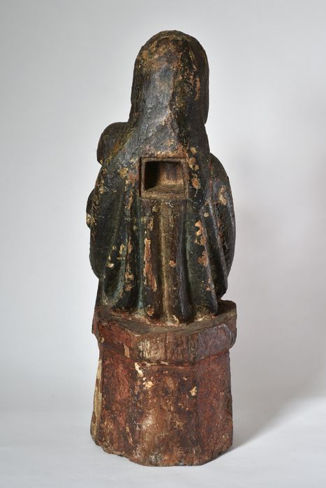 Statue : Vierge à l'Enfant, vue générale - © Ministère de la Culture (France), Direction Régionale des Affaires Culturelles d’Auvergne-Rhône-Alpes – Tous droits réservés
