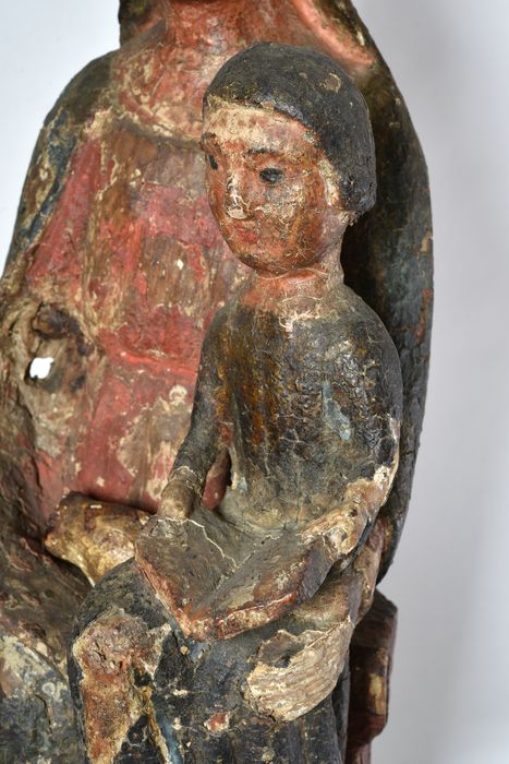 Statue : Vierge à l'Enfant, détail de l’Enfant - © Ministère de la Culture (France), Direction Régionale des Affaires Culturelles d’Auvergne-Rhône-Alpes – Tous droits réservés