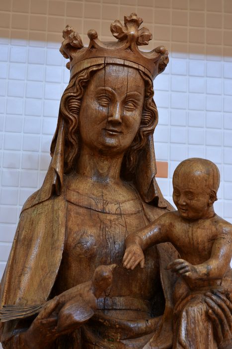 Statue : Vierge à l'oiseau, vue partielle - © Ministère de la Culture (France), Direction Régionale des Affaires Culturelles d’Auvergne-Rhône-Alpes – Tous droits réservés