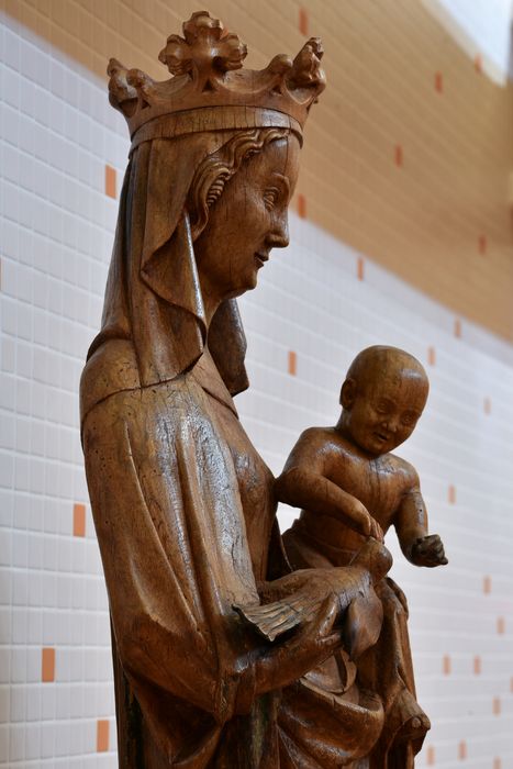 Statue : Vierge à l'oiseau, vue partielle - © Ministère de la Culture (France), Direction Régionale des Affaires Culturelles d’Auvergne-Rhône-Alpes – Tous droits réservés