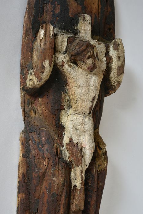 Statue : Vierge trinitaire ouvrante, détail du Christ en croix - © Ministère de la Culture (France), Direction Régionale des Affaires Culturelles d’Auvergne-Rhône-Alpes – Tous droits réservés