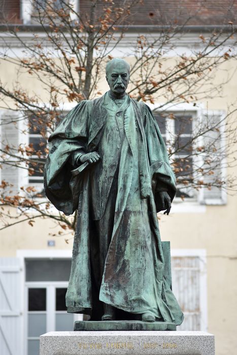 Statue : Victor Cornil sur son piédestal, vue générale - © Ministère de la Culture (France), Direction Régionale des Affaires Culturelles d’Auvergne-Rhône-Alpes – Tous droits réservés