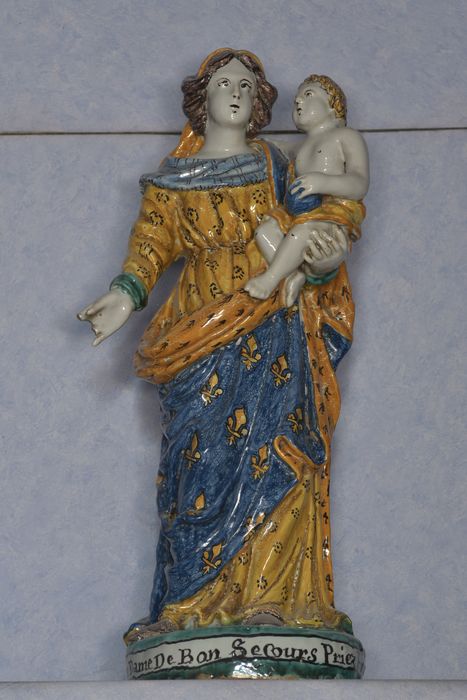 Statue : Vierge à l'Enfant en faïence de Nevers, vue générale - © Ministère de la Culture (France), Direction Régionale des Affaires Culturelles d’Auvergne-Rhône-Alpes – Tous droits réservés