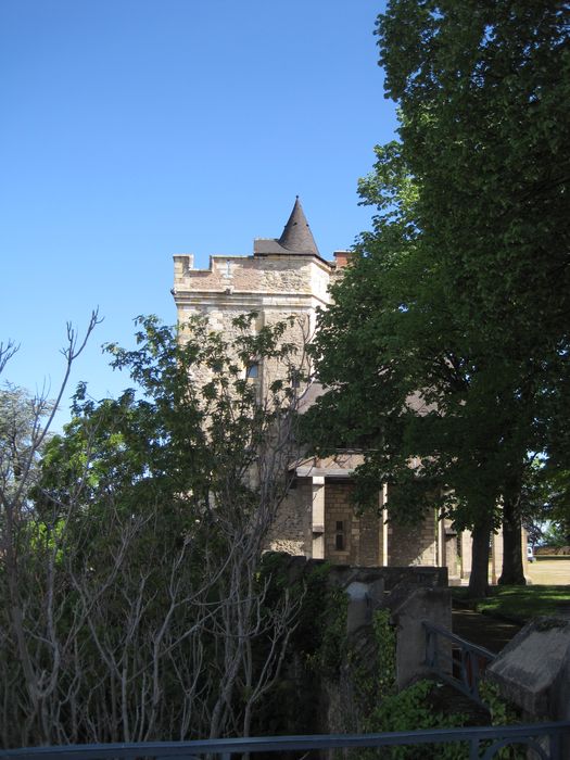 Château des ducs de Bourbon : Vue partielle de la tour ouest depuis le sud de l'esplanade