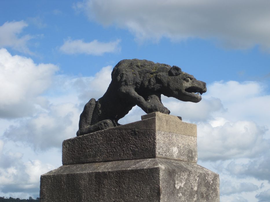 Château des ducs de Bourbon : Statue d'un lion provenant du château de Saint-Diéry, portail d'accès sud, pile est, vue générale