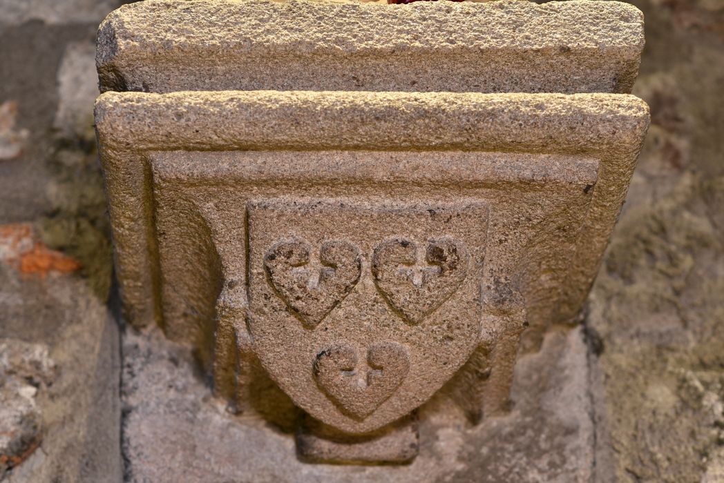 Statue : Christ en croix, détail des armoiries de la console