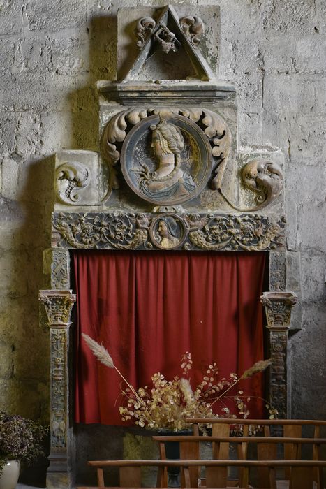 Décor sculpté et peint provenant vraisemblablement du palais des ducs de Bourbon, vue générale - © Ministère de la Culture (France), Direction Régionale des Affaires Culturelles d’Auvergne-Rhône-Alpes – Tous droits réservés