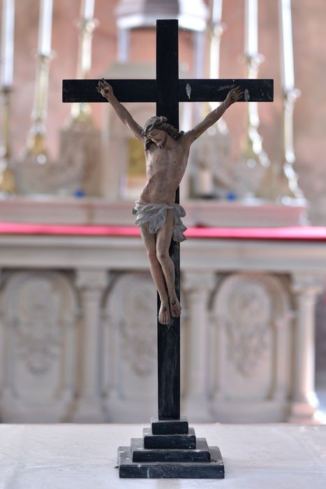 Statue : Christ en croix du maître-autel, vue générale - © Ministère de la Culture (France), Direction Régionale des Affaires Culturelles d’Auvergne-Rhône-Alpes – Tous droits réservés