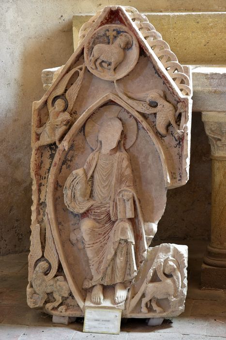 Bas-relief : Christ en gloire, pignon du tombeau de saint Menoux, vue générale - © Ministère de la Culture (France), Direction Régionale des Affaires Culturelles d’Auvergne-Rhône-Alpes – Tous droits réservés