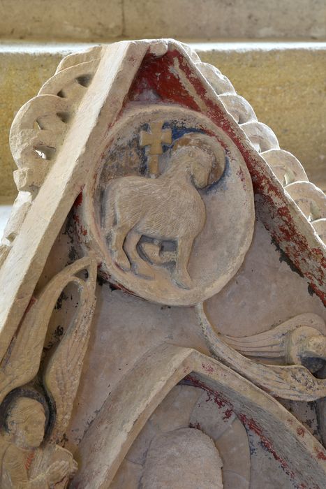 Bas-relief : Christ en gloire, pignon du tombeau de saint Menoux, détail