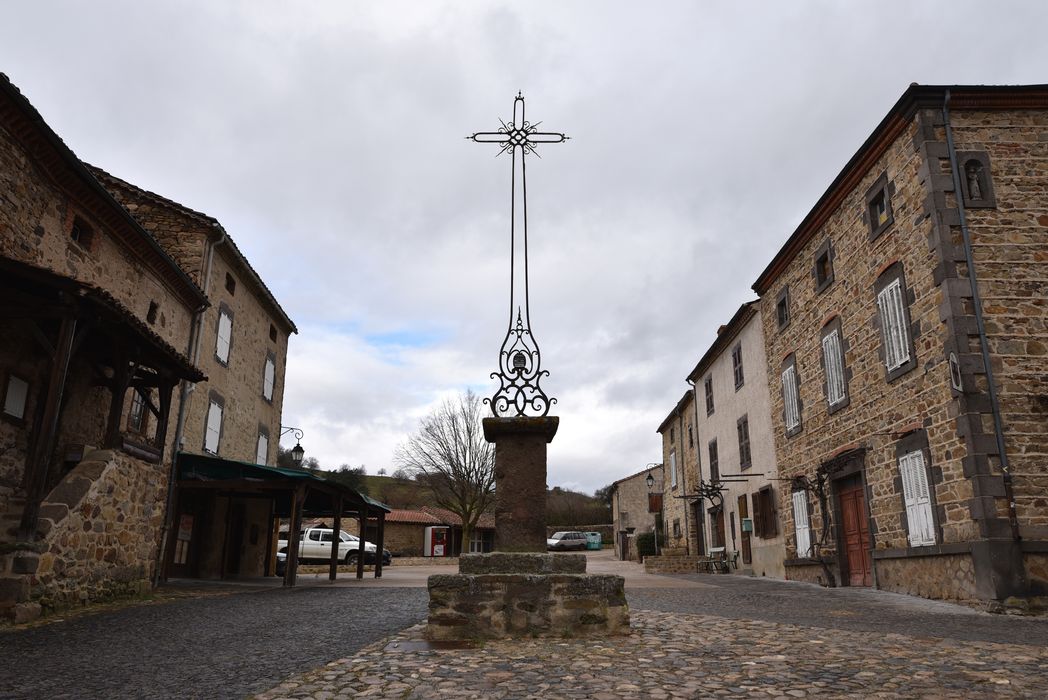 Croix en fer forgée datée de 1779, vue générale