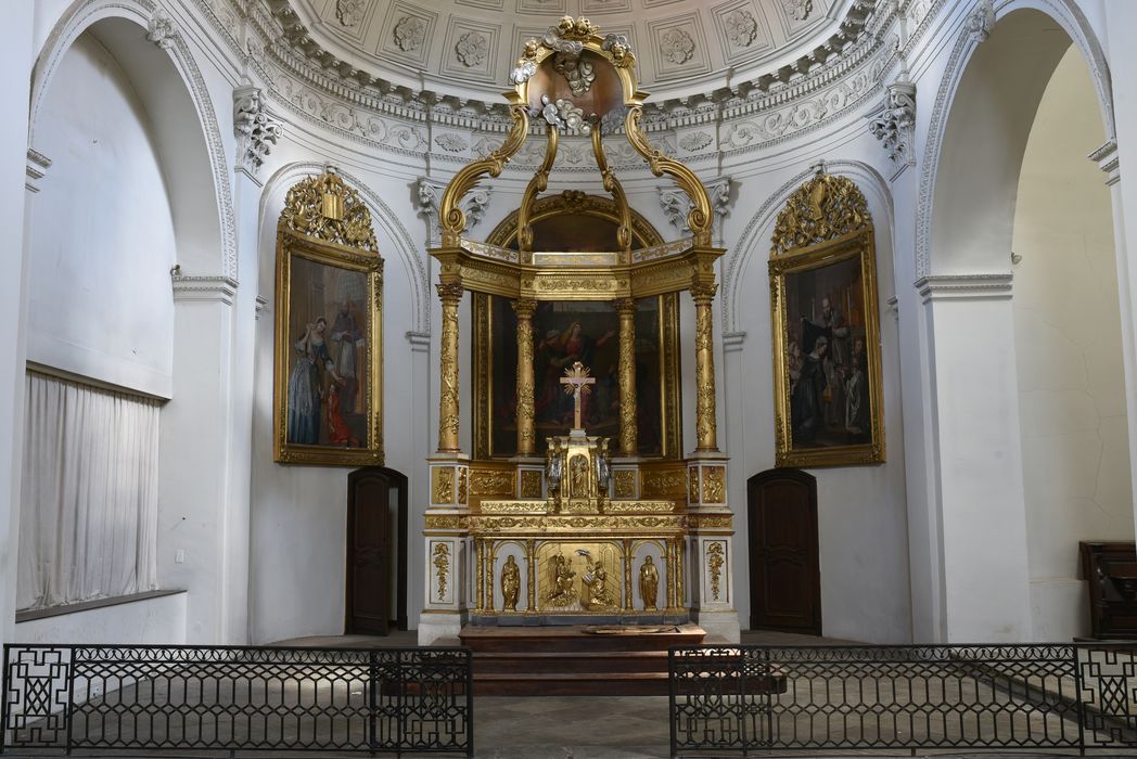 Autel (maître-autel) avec son ciborium (baldaquin), vue générale - © Ministère de la Culture (France), Direction Régionale des Affaires Culturelles d’Auvergne-Rhône-Alpes – Tous droits réservés