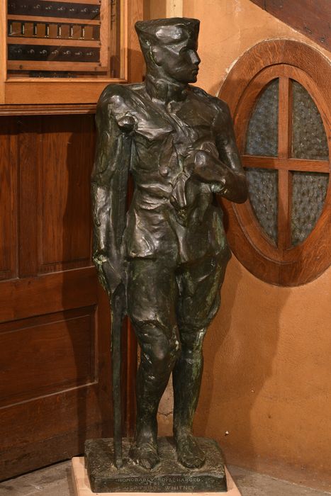 Statue : Soldat américain blessé, vue générale - © Ministère de la Culture (France), Direction Régionale des Affaires Culturelles d’Auvergne-Rhône-Alpes – Tous droits réservés