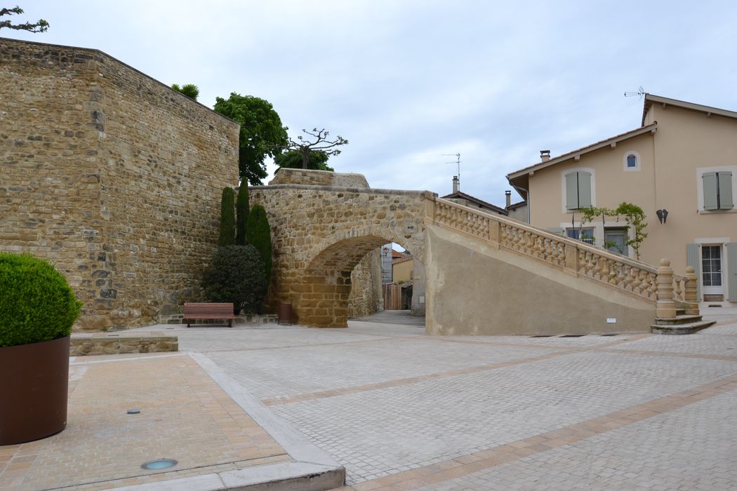 escalier monumental permettant l’accès au site de l’église, vue générale