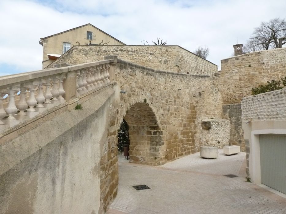 escalier monumental permettant l’accès au site de l’église, vue générale