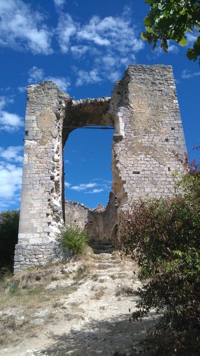 vue générale des ruines de l’ancienne église Saint Jean-Baptiste